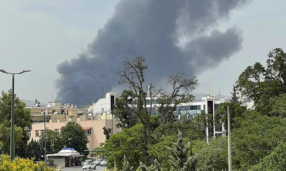 Μεγάλη φωτιά μετά από έκρηξη στο εργοστάσιο της Παλαμήδης ΑΕ στην Κάτω Κηφισιά